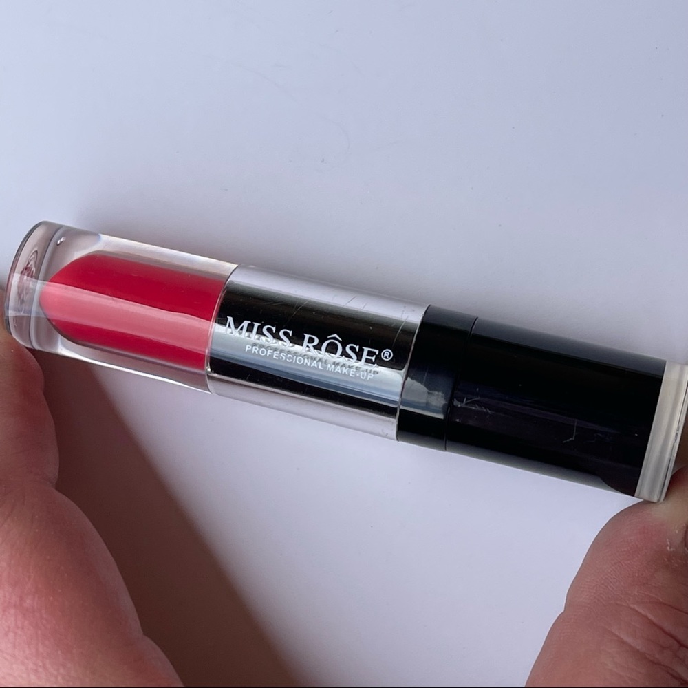 RED moisturizing matte lipstick - Picture 2 of 4